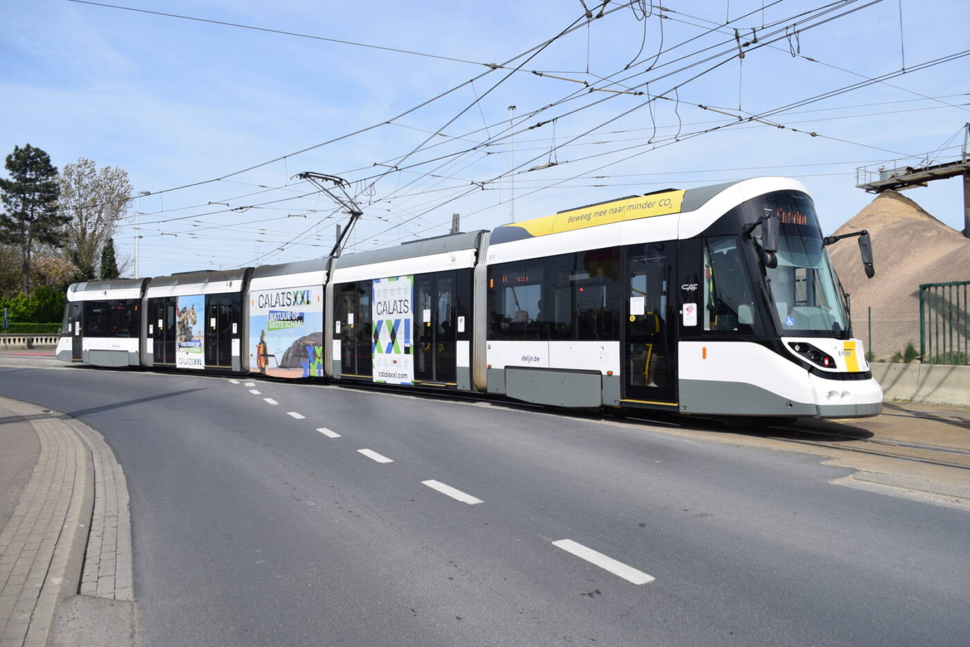 Photo du tram de la Côte belge arborant la campagne Calais XXL en mai 2024