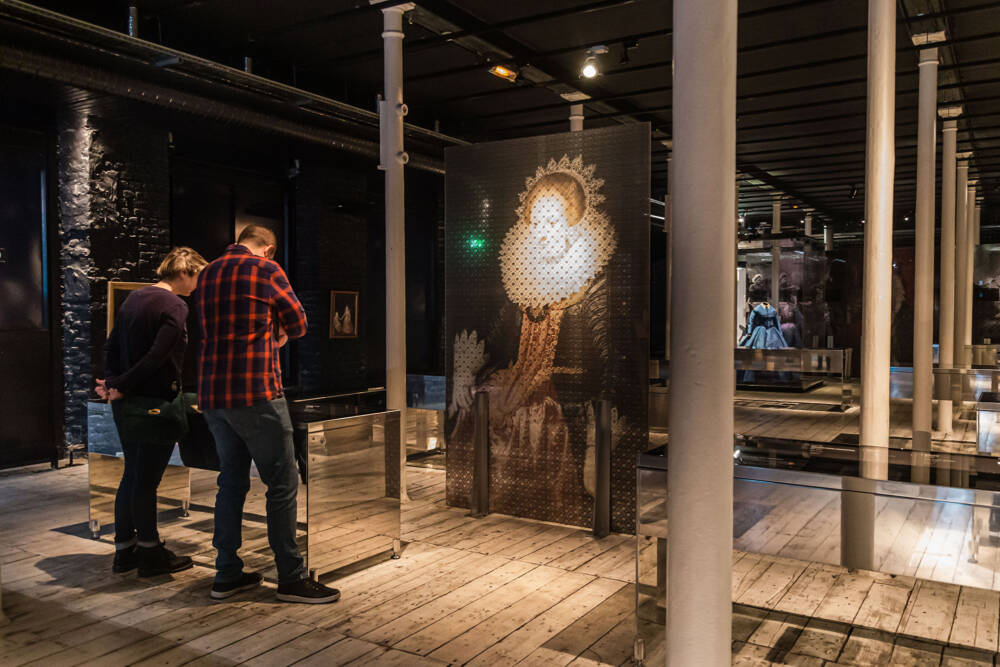 Photo de la salle des expositions permanentes de la Cité de la Dentelle et de la Mode à Calais.