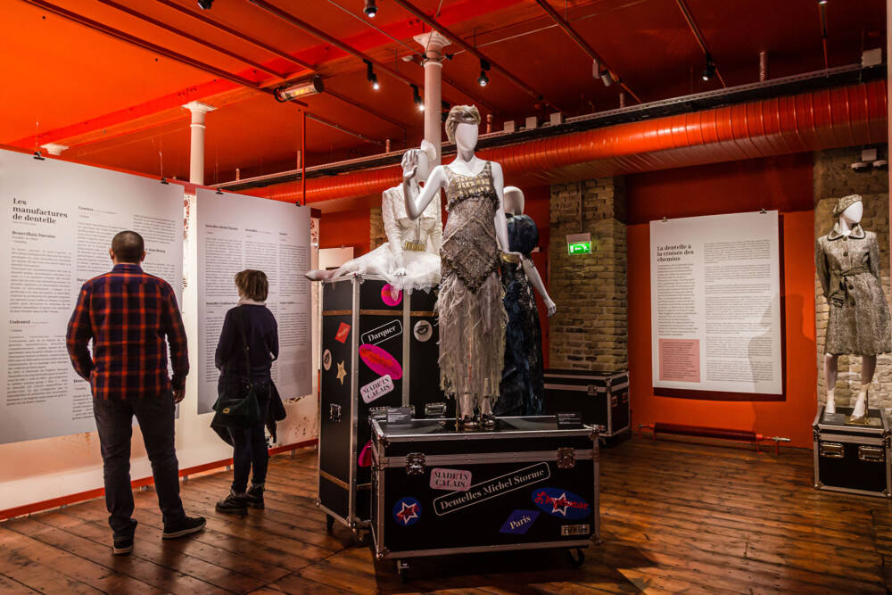 La Cité de la Dentelle et de la Mode et ses salles d'exposition permanentes dans une ancienne manufacture.