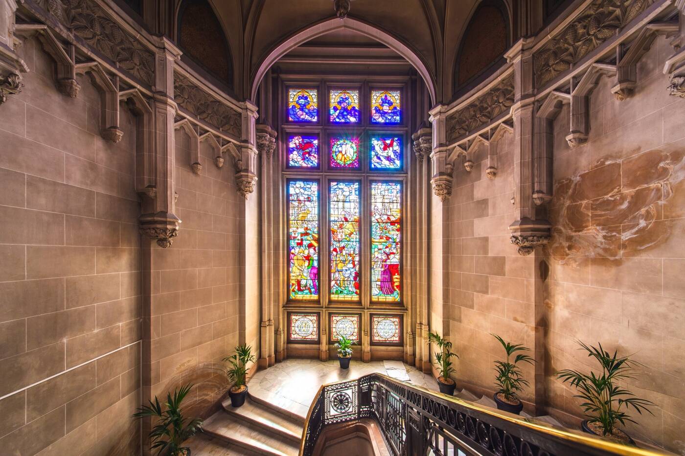 Vue intérieur de l'Hôtel de Ville de Calais et ses vitraux ornementaux.