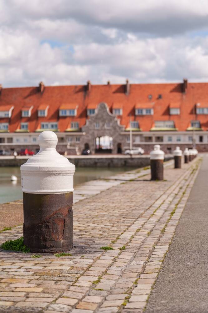 Particularité du quartier du courgain maritime de Calais : les bittes d'amarrage sont en réalité d'anciens canons retournés.