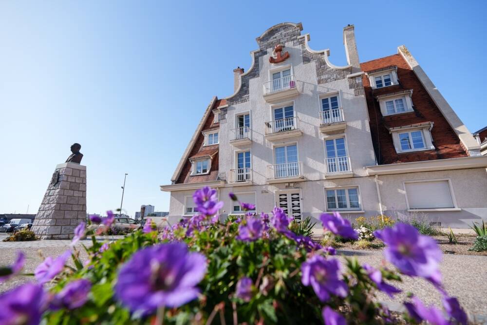 Photo de la façade emblématique de l'immense bâtisse emblématique du quartier du Courgain maritime de Calais