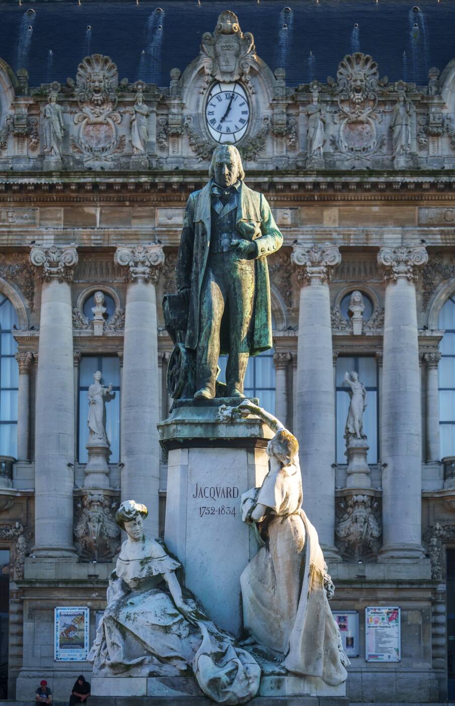 Monument érigé en hommage à Joseph Marie Charles dit Jacquard (1752-1834), créateur de la mécanique qui porte son nom.