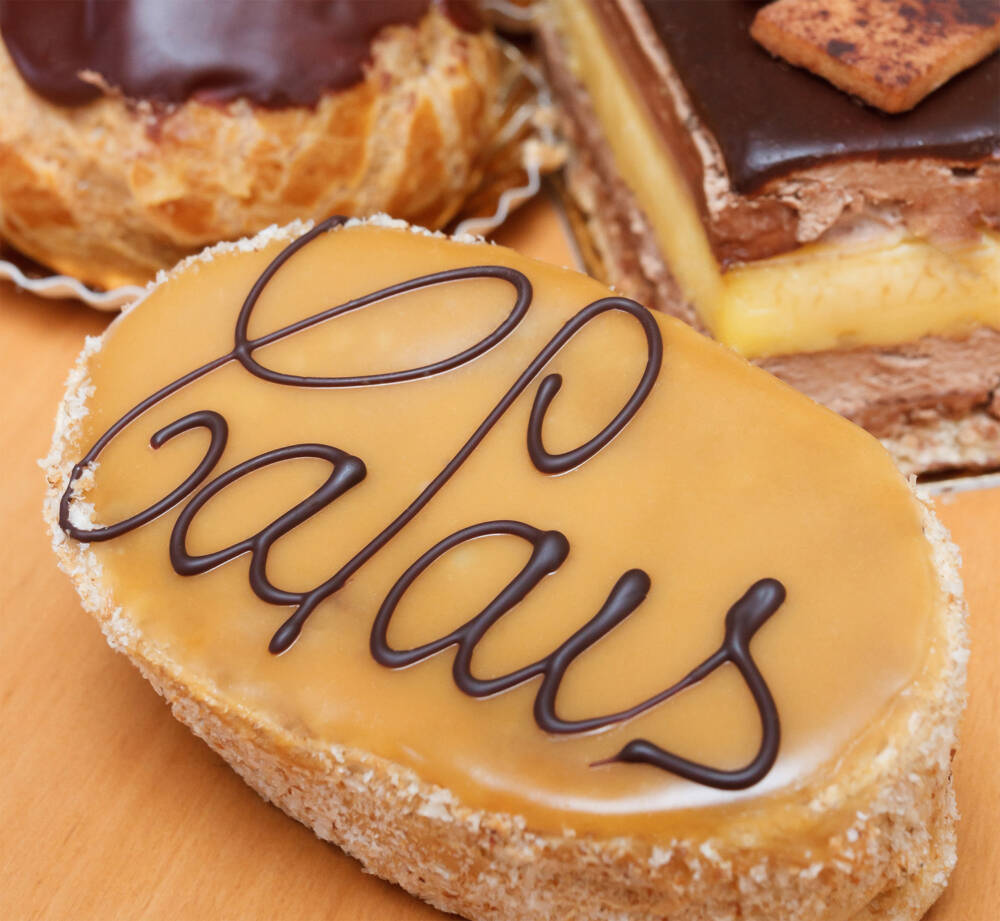 Le Calais, pâtisserie locale emblématique en la forme d'un feuilleté aux parfums de café.