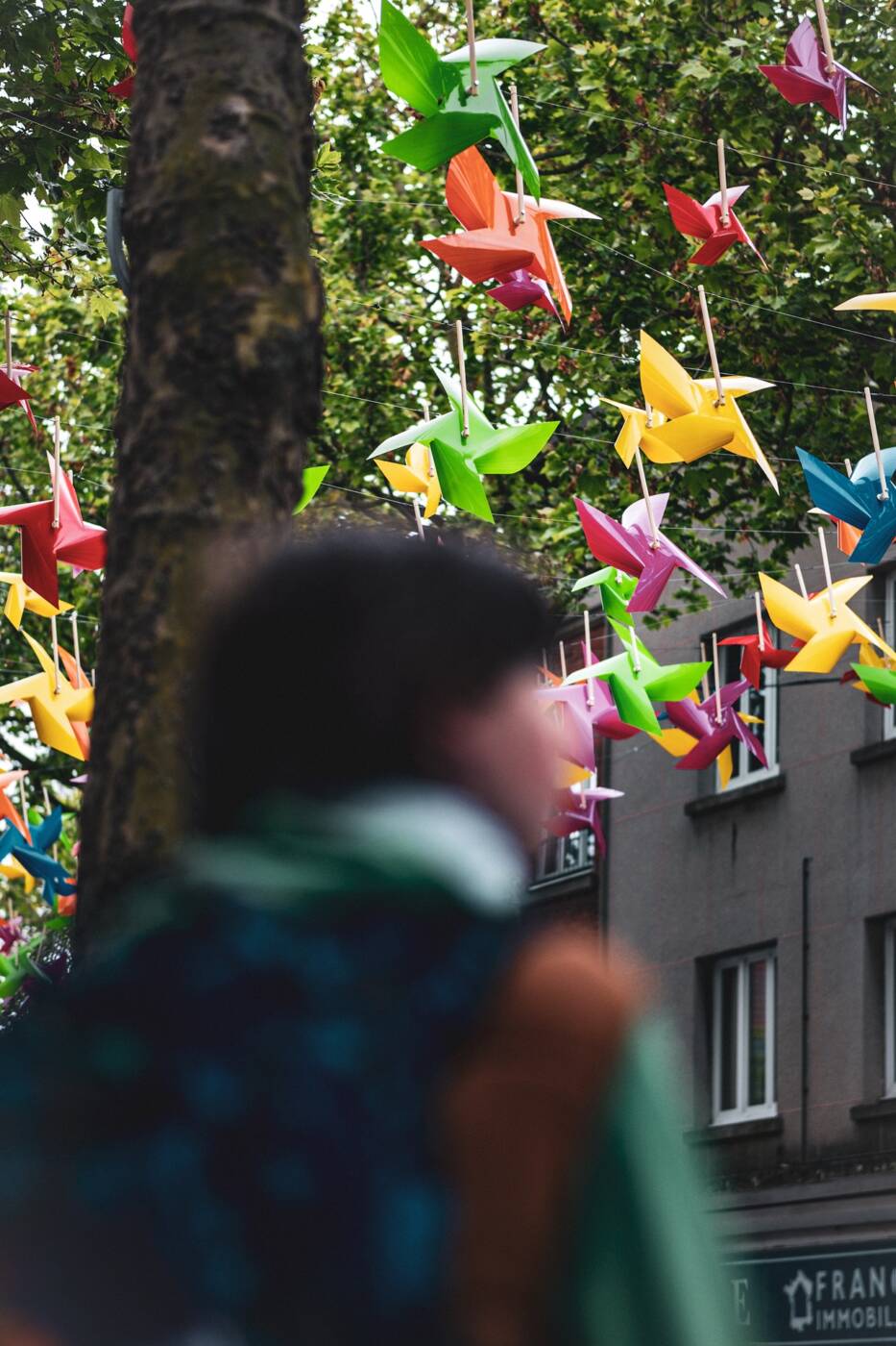 Les moulins à vent colorés de Patricia Cunha suspendus au dessus des boulevards.