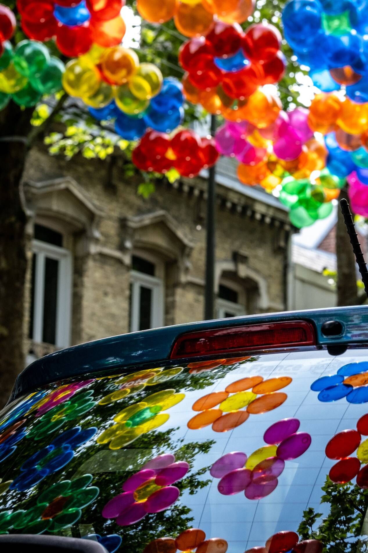 Oeuvres colorées de Patricia Cunha suspendes sur les boulevards de Calais