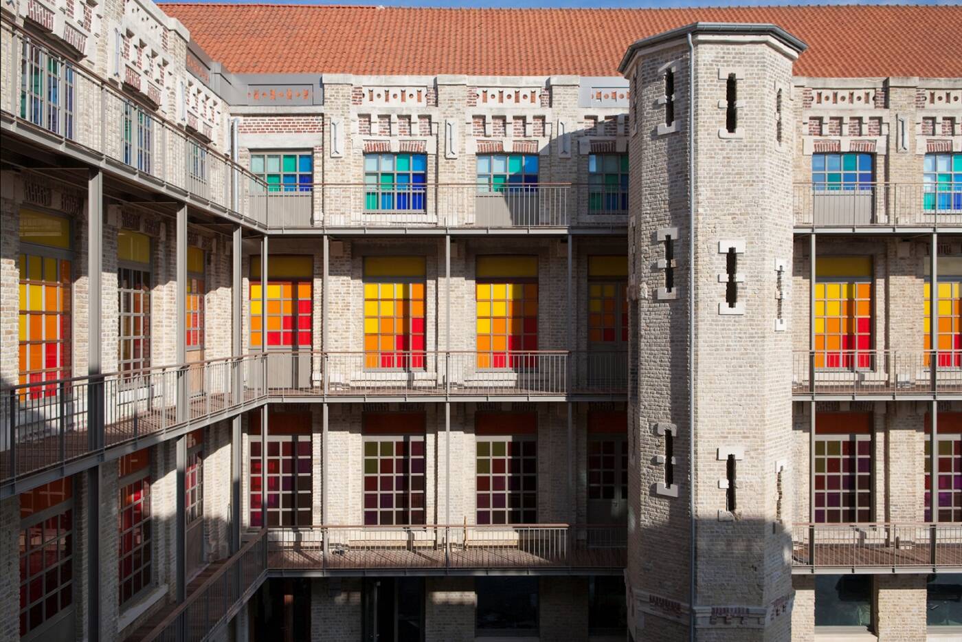 Façades colorées de la cour intérieur de la Cité de la Dentelle et de la Mode de Calais.