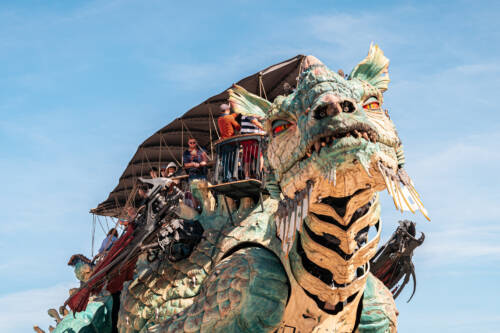 Vue du Dragon de Calais, animal monumental de la Compagnie du Dragon.