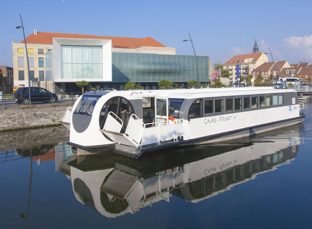 La navette sur le canal de Calais, faisant face à la partie moderne du bâtiment d'entrée de la Cité de la Dentelle et de la Mode.