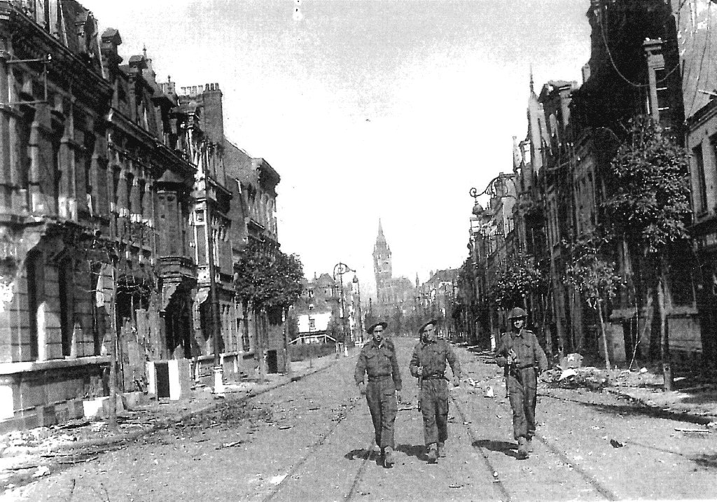 Soldats Canadiens le long des boulevards de Calais à la Libération