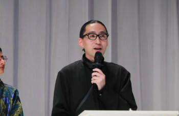 Photo de Yuima Nakazato lors de l'inauguration de sa rétrospective à la Cité de la Dentelle de Calais