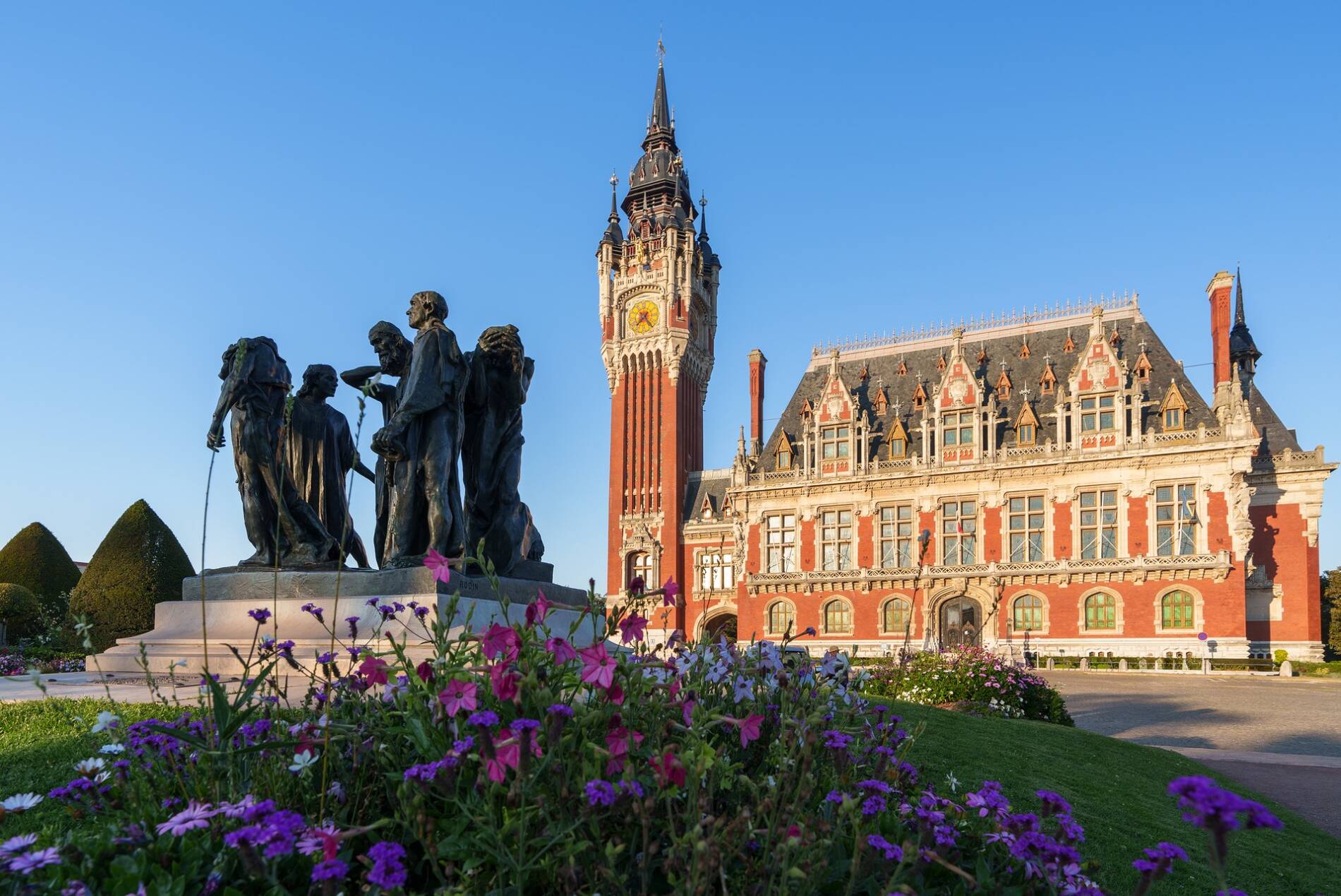 Le Beffroi de l'Hôtel de Ville surplombant le groupe statutaire d'Auguste Rodin : les Bourgeois de Calais.