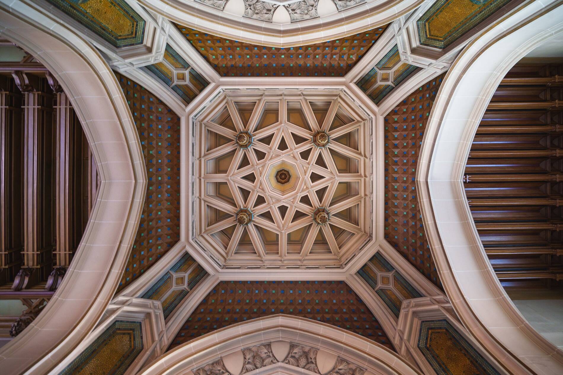 Vue détaillée des ornements des plafonds de l'Hôtel de Ville de Calais.