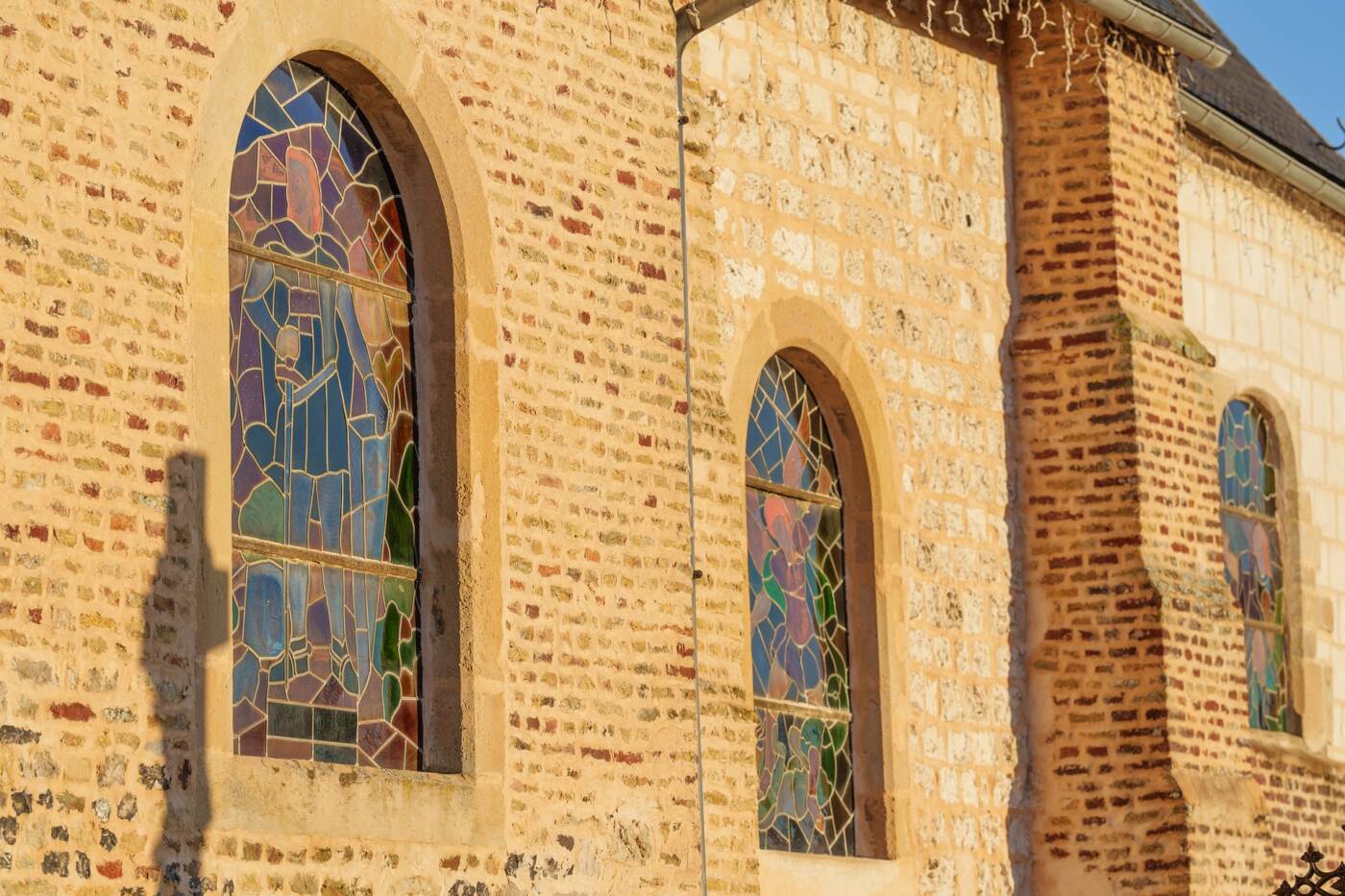 Vue ensoleillée des vitraux de l'église de Bonningues-Lès-Calais