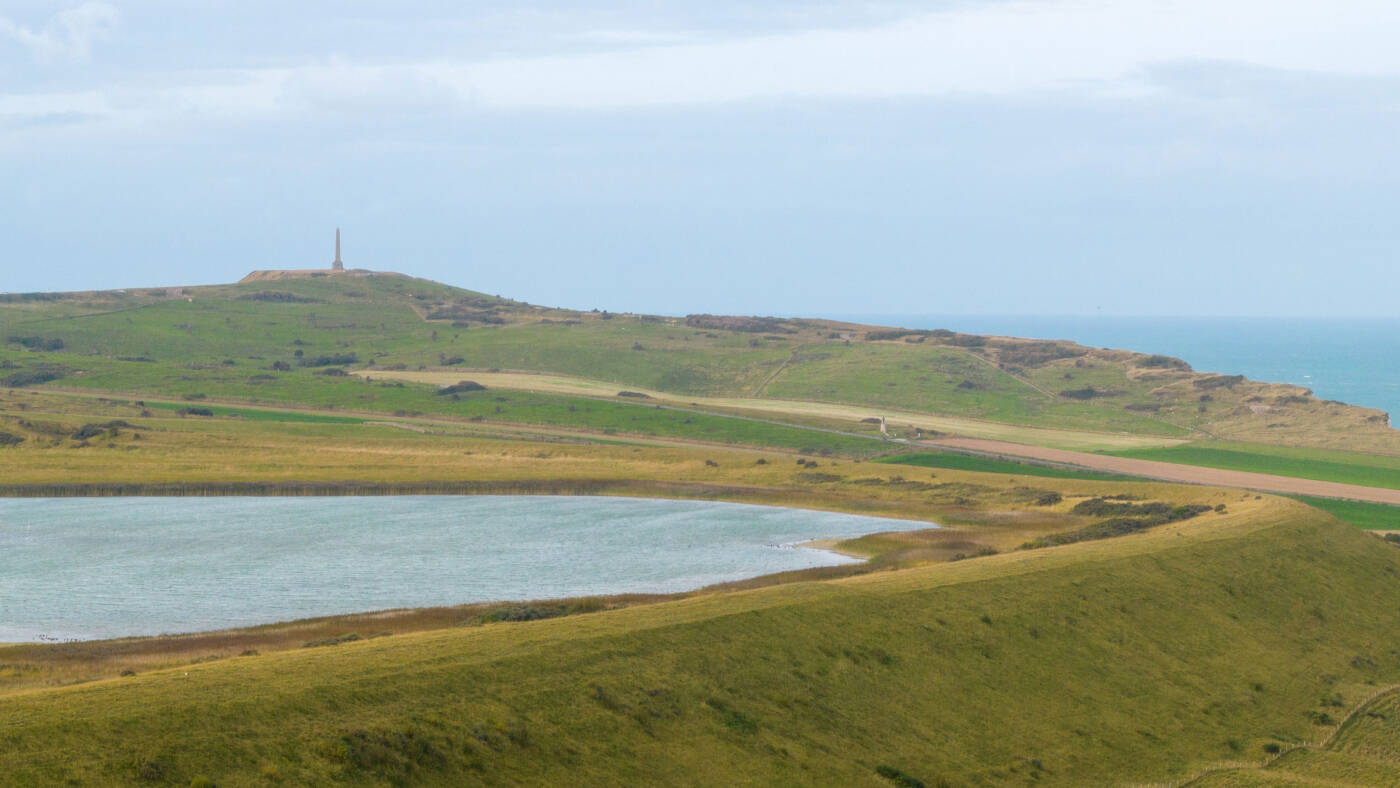 À partir du sommet du Mont d’Hubert, on aperçoit ici la grand étendue d'eau du Fond Pignon comme suspendue au dessus de la mer.