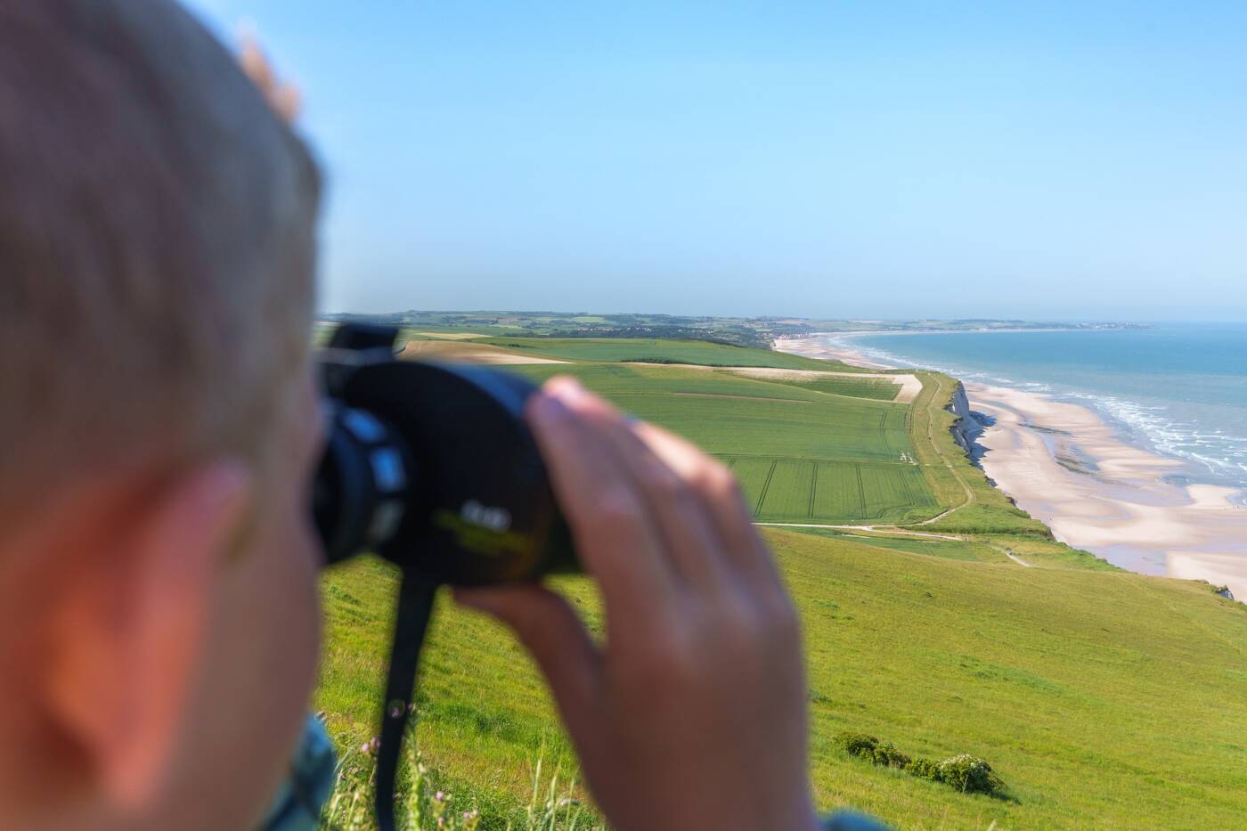 Depuis le Cap Blanc-Nez et son panorama à 360°, ce jeune homme s'équipe de ses jumelles pour en apprécier toute la beauté.