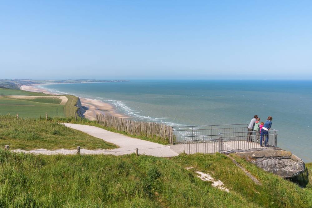 Vue du Cap-Blanc Nez avec une famille postée au point de vue balisé du cap.