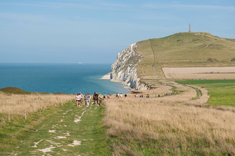 Vue du littoral cisaillé par les immenses falaises du Cap Blanc-Nez et les sentiers qui longent le littoral.