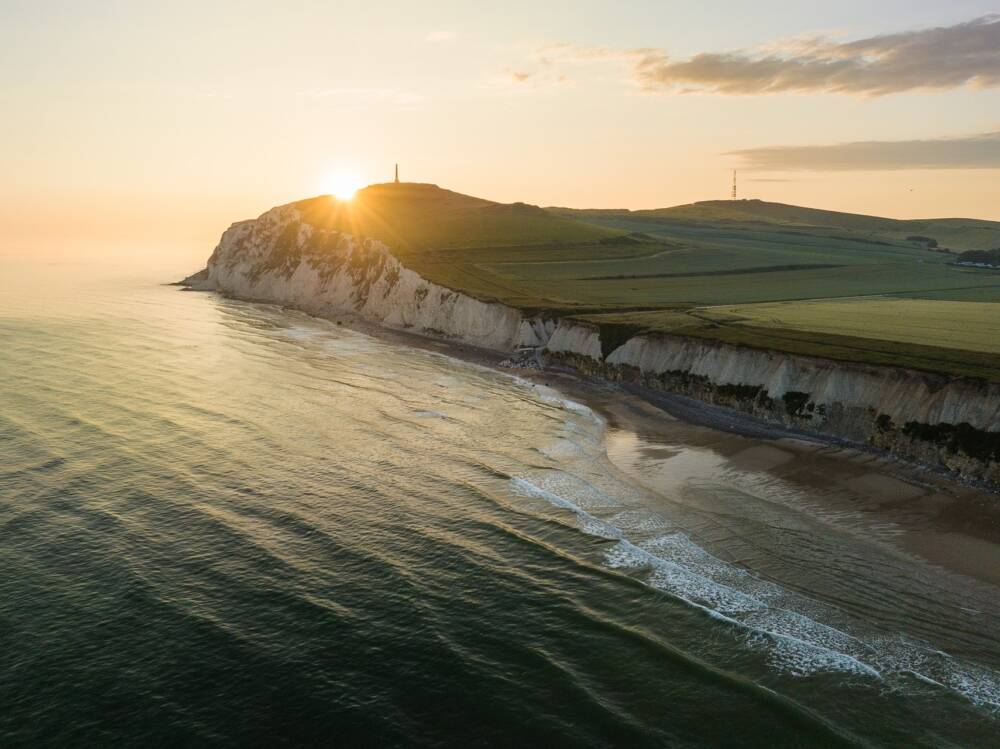 Vue aérienne du Cap Blanc-Nez au soleil couchant.