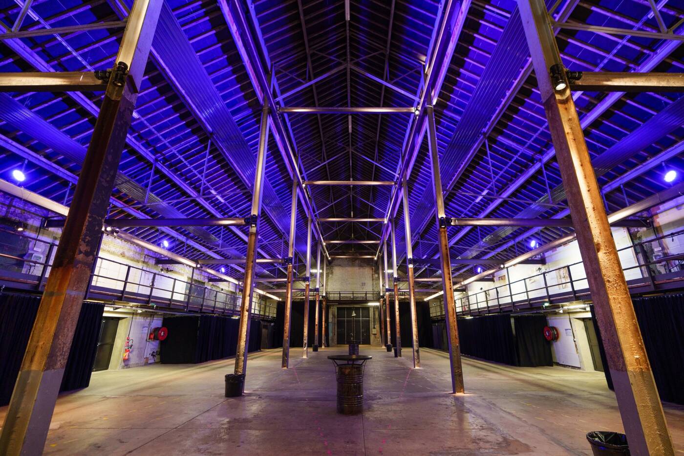 Vue de la grande Halle du Channel. Lorsque les abat­toirs fonc­tion­naient en­core, la grande halle ser­vait à l’abat­tage, au dé­cou­page et au sto­ckage des viandes. Le car­re­lage d’ori­gine a sub­sisté, les co­lonnes mé­tal­liques, au­pa­ra­vant fon­dues dans l’ar­chi­tec­ture, sou­lignent main­te­nant la ver­ti­ca­lité de l’es­pace.