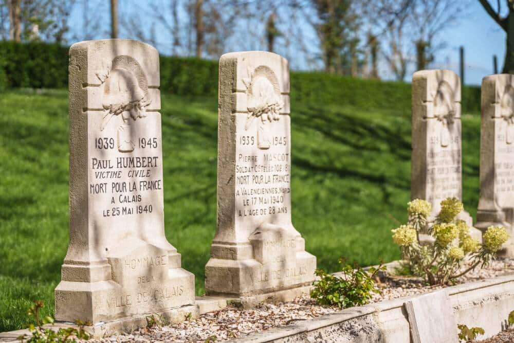 Tombe de soldat au Cimetière Nord de Calais