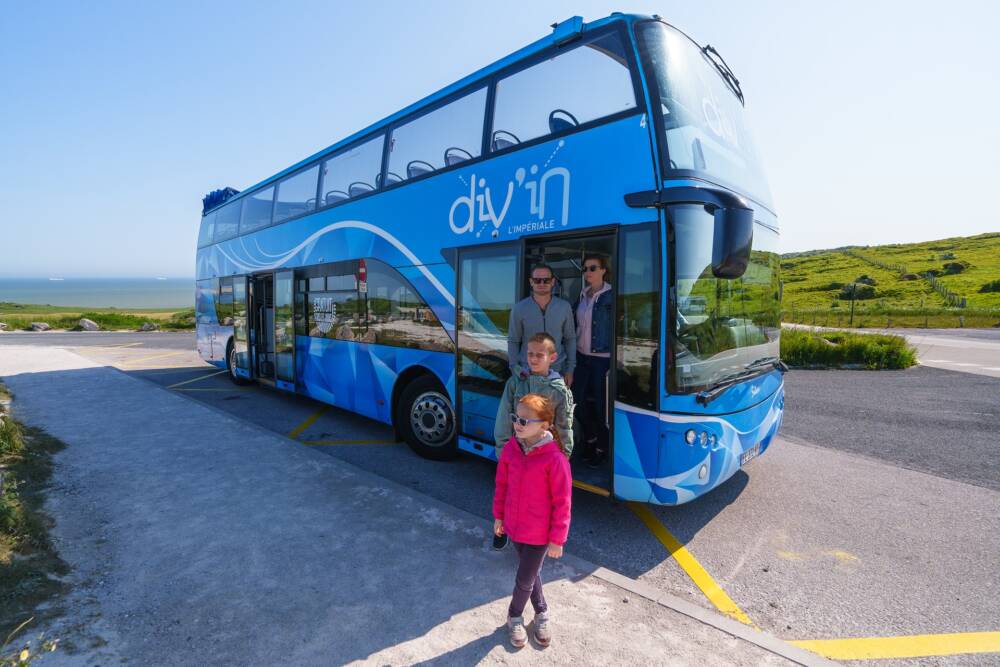 Le bus à impériale du réseau Imag'in, en arrêt au Cap Blanc-Nez avec une famille en visite.