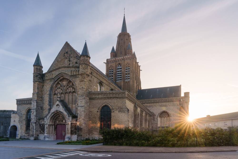 L'église Notre Dame de Calais et son clocher central marquant l'influence anglaise dans son architecture.