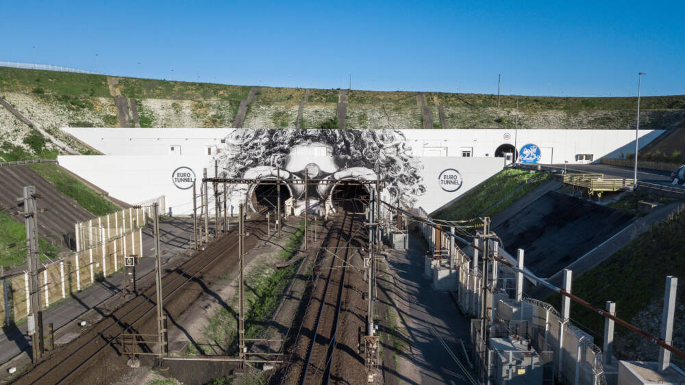 Entrée française des voies du Tunnel sous la Manche et l'œuvre de YZ en façade.