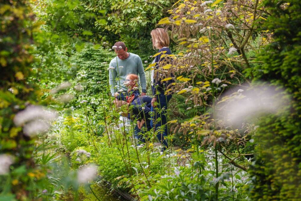 Vue d'une famille en exploration dans le jardin du Beau Pays à Marck.