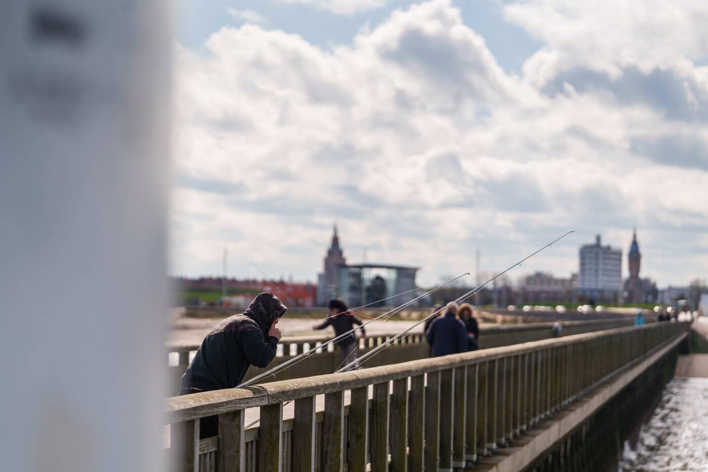 Vue sur la jetée où les pêcheurs