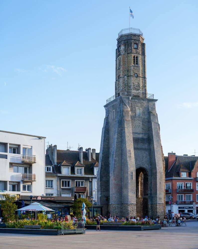 La Tour du Guet qui trône sur le place d'Armes est un des vestiges médiévaux visibles de Calais.