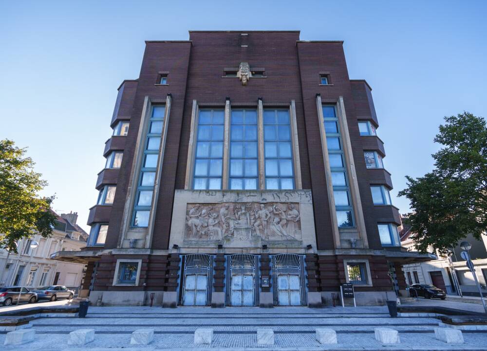 Batiment typique à la façade Art-Déco de la Bourse du Travail de Calais imaginée par Roger Poyé.