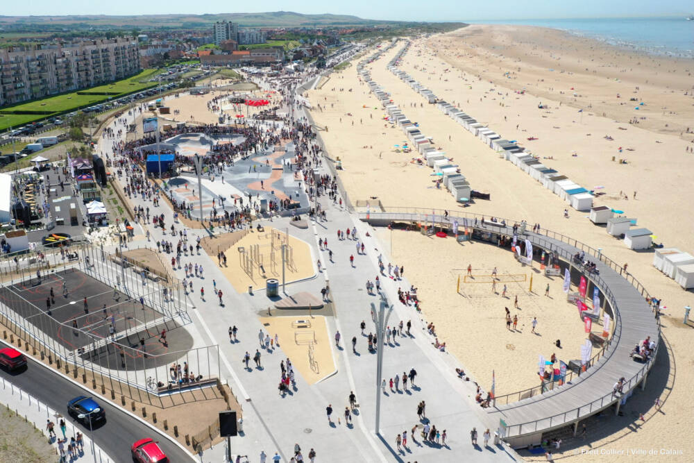 Vue aérienne de la plage de Calais et ses immenses espaces de sport, jeu, places qui longent le sable fin sur 1,,4 km.