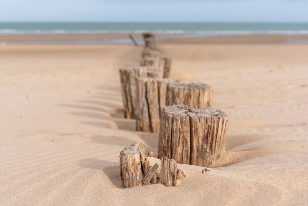 Brisants caractéristiques qui jalonnent les plages de Sangatte et Blériot.