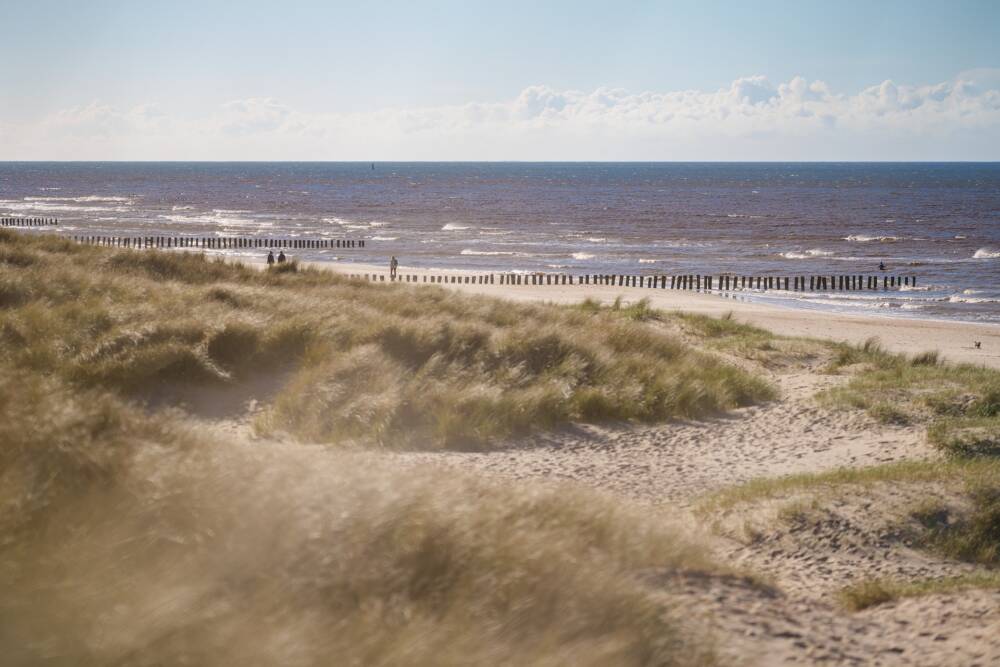 La vue lunaire des plages qui longent les communes de Sangatte - Blériot - Plage et leurs brisants caractéristiques.