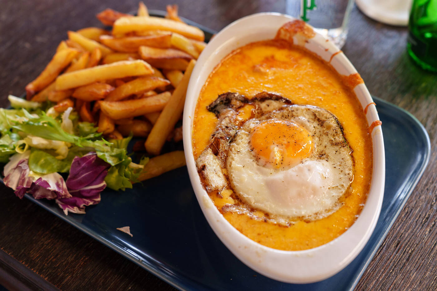 Le wesh, plat de fromage fondu typique d Nord accompagné de ses emblématiques frites.