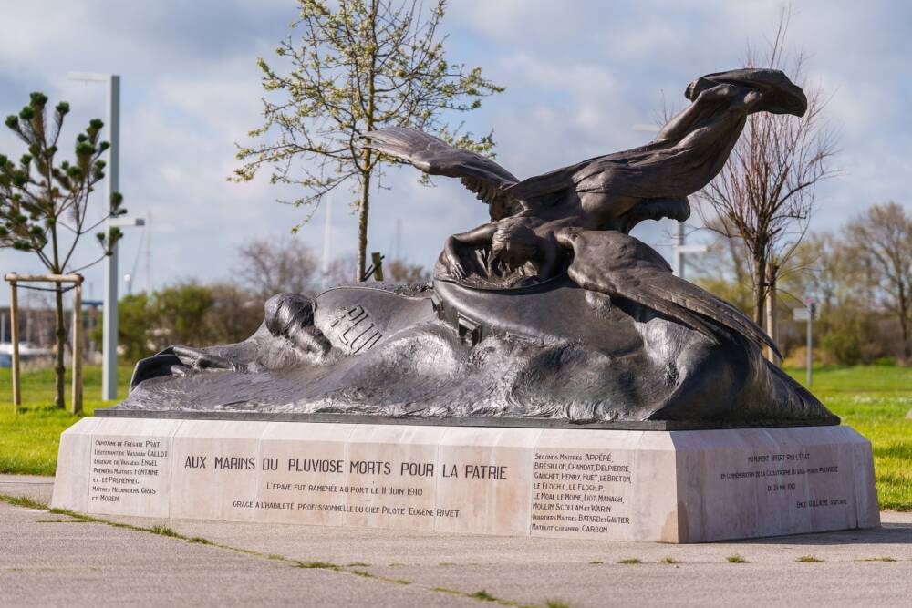 Le Monument Pluviose à Calais érigé en hommage aux disparus du naufrage du sous-marin du même nom en 1910.