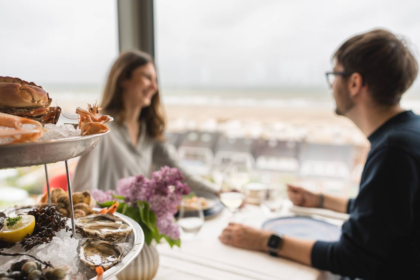 Couple au restaurant l'Aquaraile avec vue panoramique à Calais