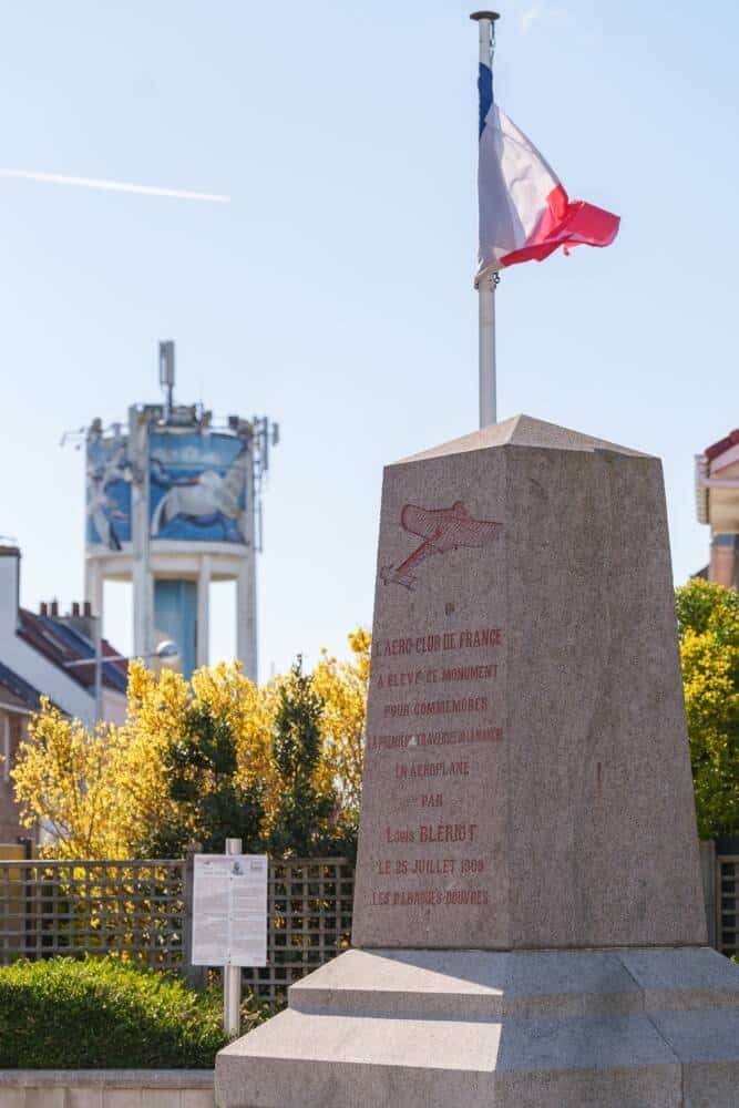 Stèle Louis Blériot à Sangatte commémorant la première traversée de la Manche en aéroplane.