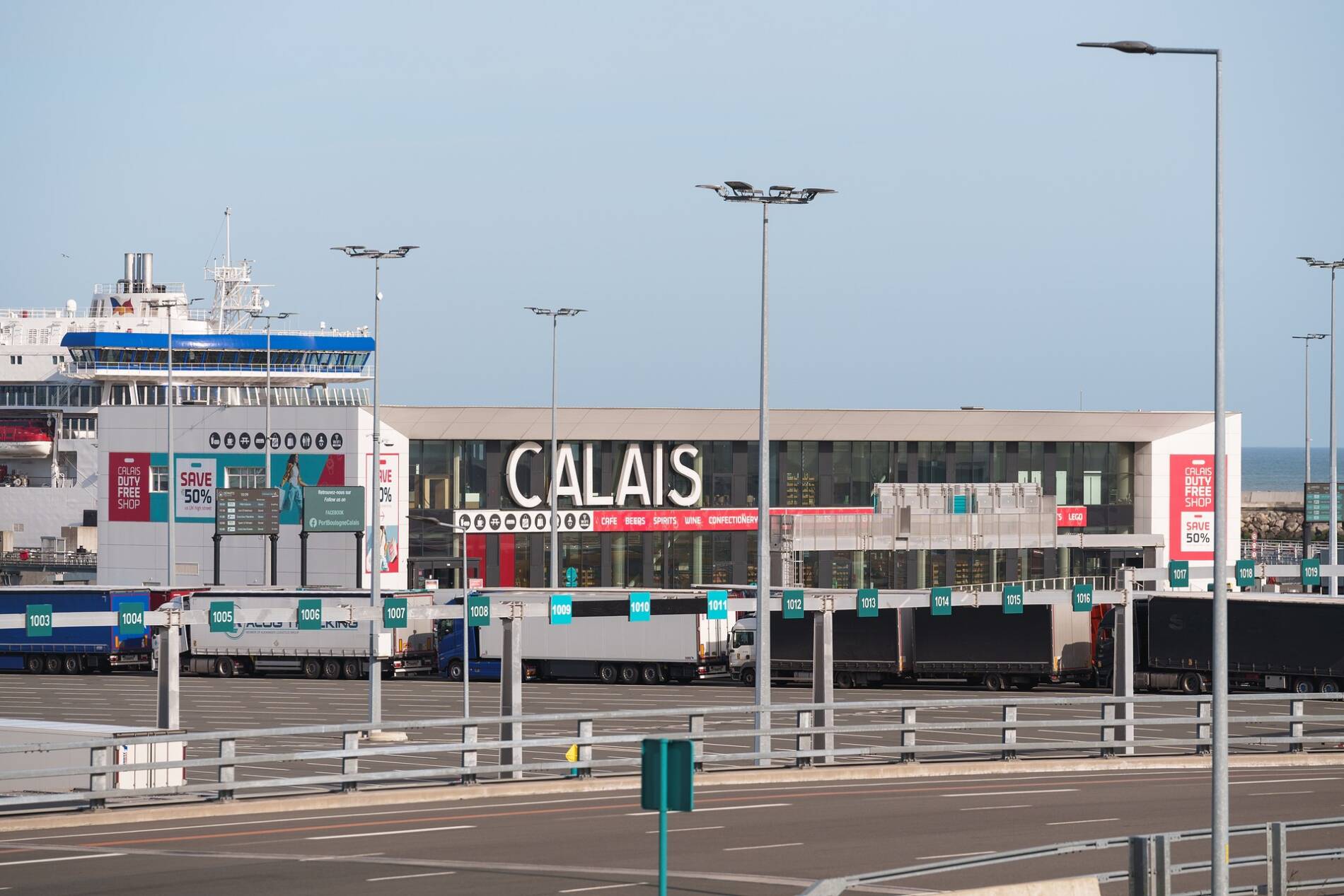 Vue du bâtiment principale du terminal ferry du port de Calais et son duty free.