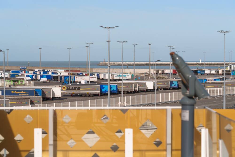 Vue sur les infrastructures et la mer depuis l'espace panoramique de l'espace accueil du Port de Calais