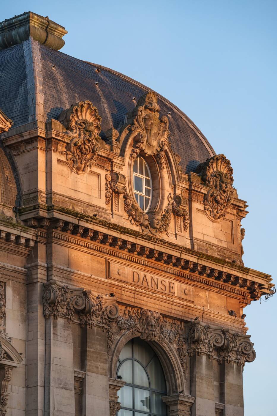 Vue rapprochée des ornements de la fa!ade du Grand Théâtre de Calais.