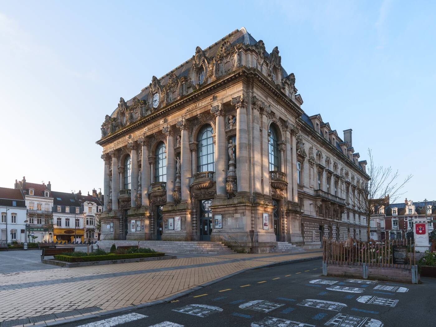 Vue Grand Angle sur le Théâtre de Calais, sa façade monumentale et son parvis.