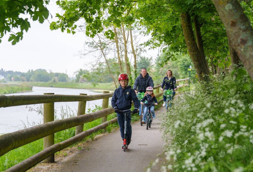 Famille à vélo le long du Canal de Calais et sur la Véloroute de Coulogne