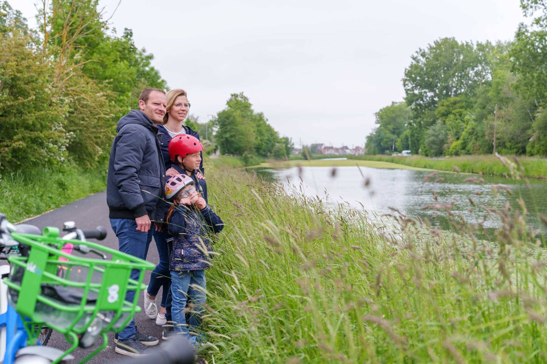 Une famille en escapade vélo le long du canal de Calais et de l'Eurovéloroute.