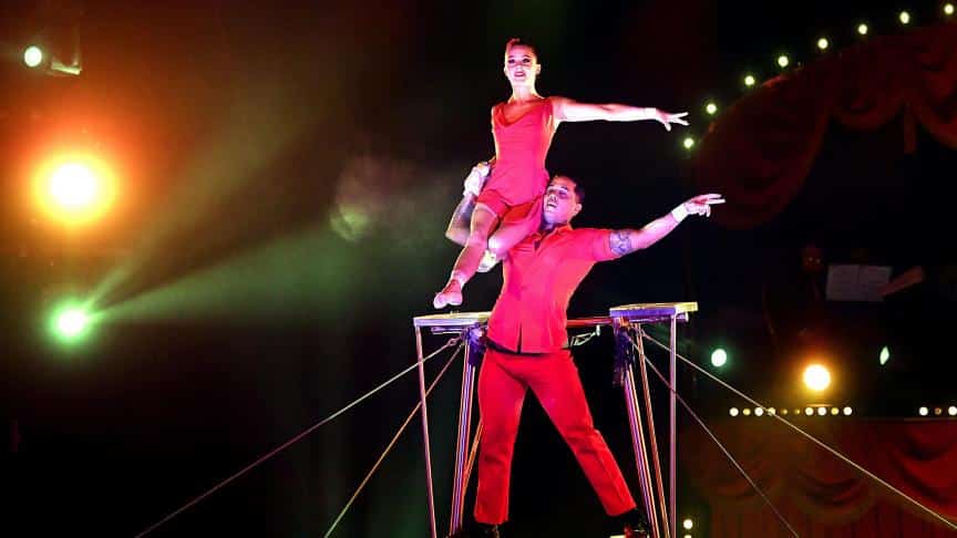 Deux acrobates du cirque Calais Générosité réalisent un numéro de porté à plusieurs mètres de hauteur.