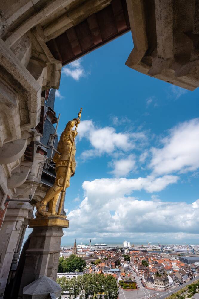 Statue de chevalier doré fixant les points cardinaux à la cime du beffroi de Calais, représentant le Duc de Guise,