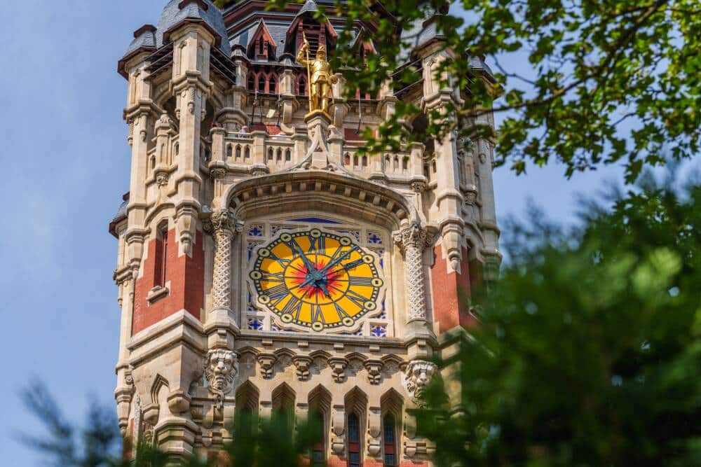 Vue rapprochée du cadrant de l'horloge du Beffroi de l'Hôtel de Ville de Calais