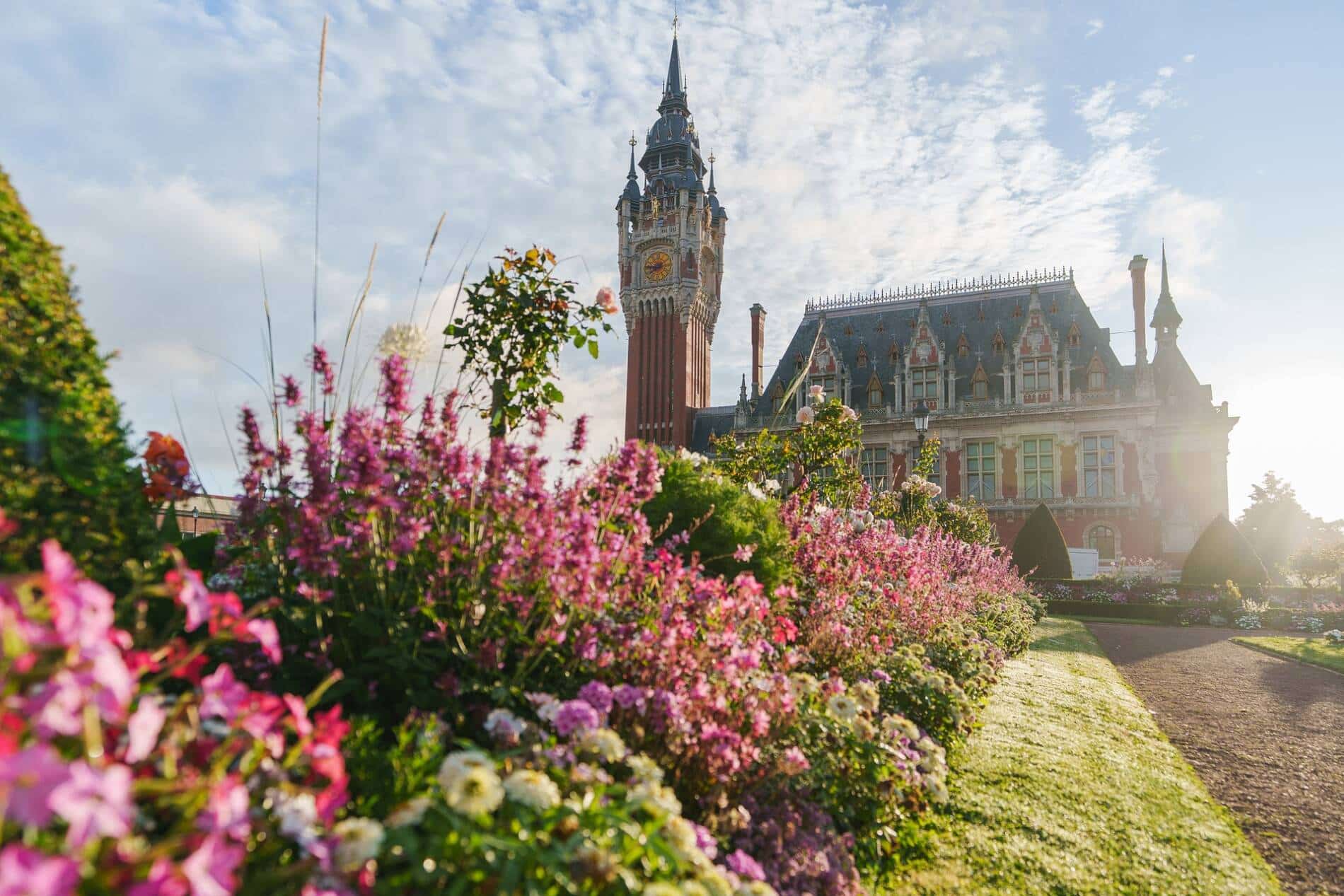 L'Hôtel de ville de Calais et son Beffroi classé au patrimoine mondial UNESCO, vu depuis les jardins.