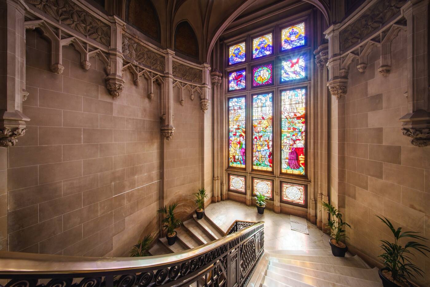 L'escalier intérieur de l'Hôtel de ville et ses vitraux.